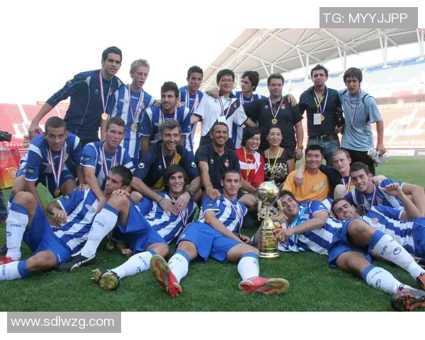 足球明星比克哈姆的传奇人生与足球事业的辉煌成就回顾