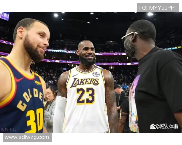 詹姆斯与足球明星激烈对喷引发体育界热议与粉丝关注